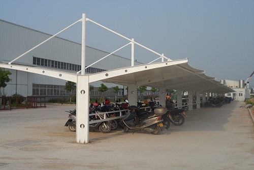 雙側(cè)斜拉式鋼膜結(jié)構(gòu)電動車停車棚
